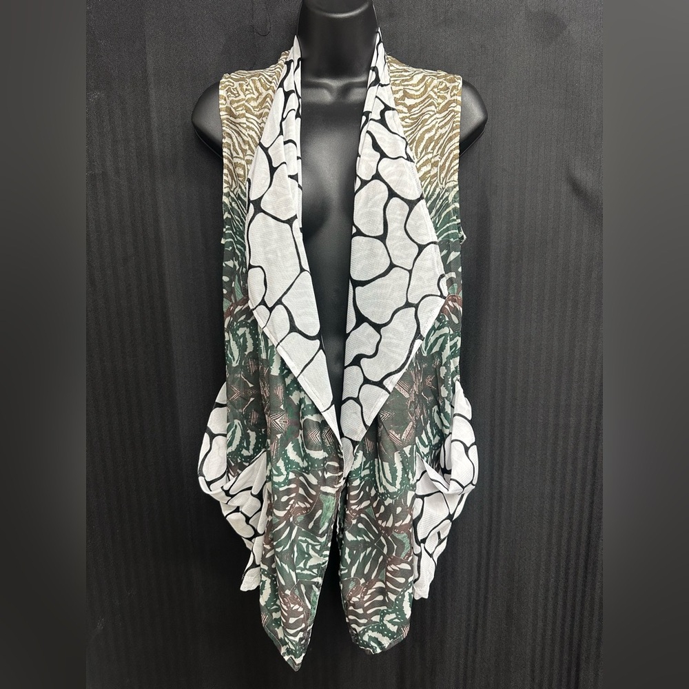 Alberto Makali Black and White Organic Abstract sleeveless cardigan with pockets - Picture 3 of 8